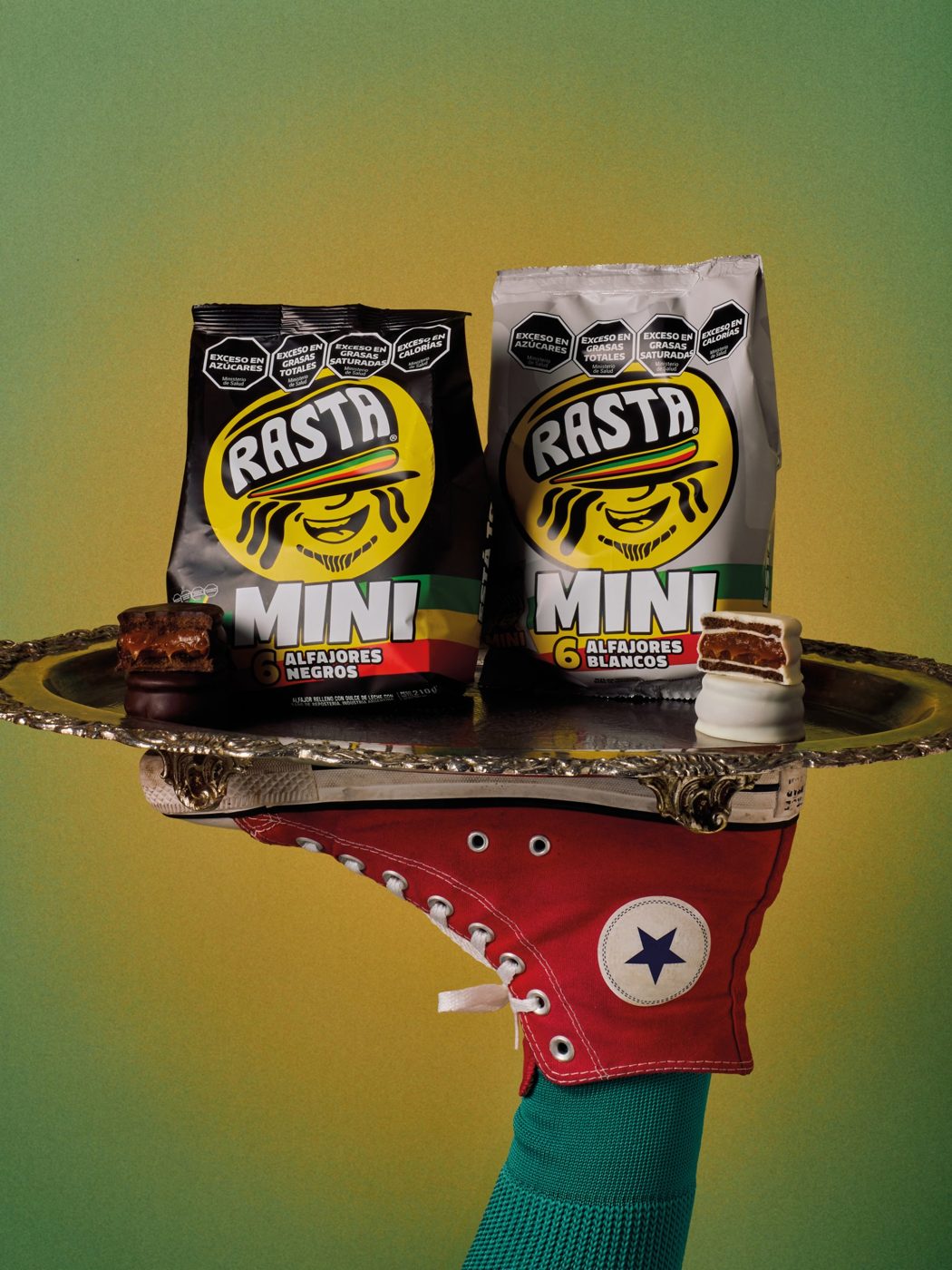 Packs de Rasta Mini negro y blanco sobre una bandeja sostenida con una zapatilla